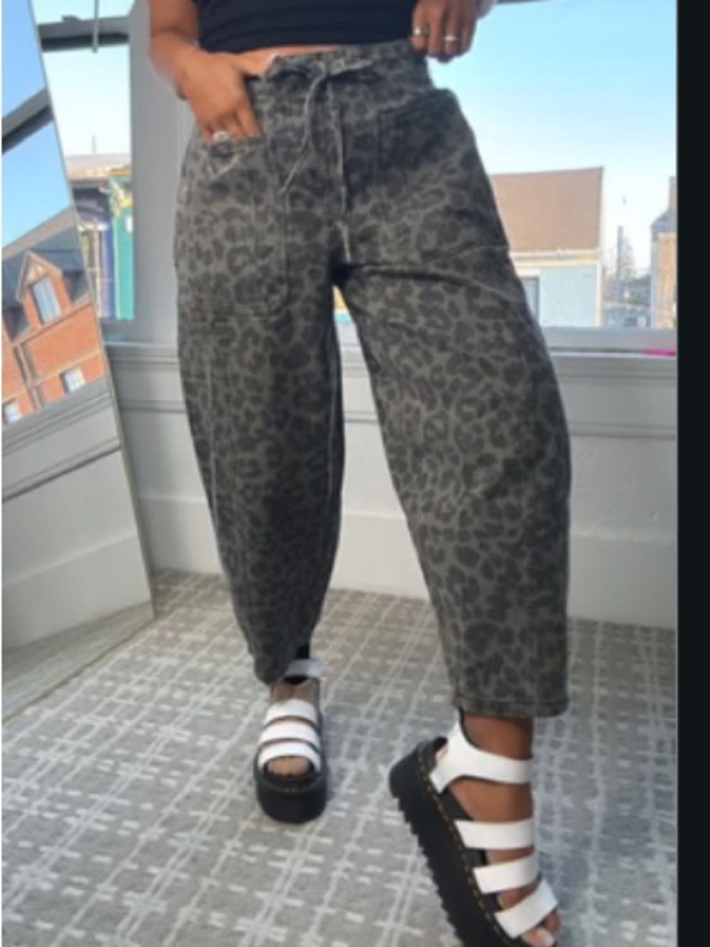 everyday Chic brand Gray Leopard Print Cargo Pants Barrel leg Jean NWOT size S